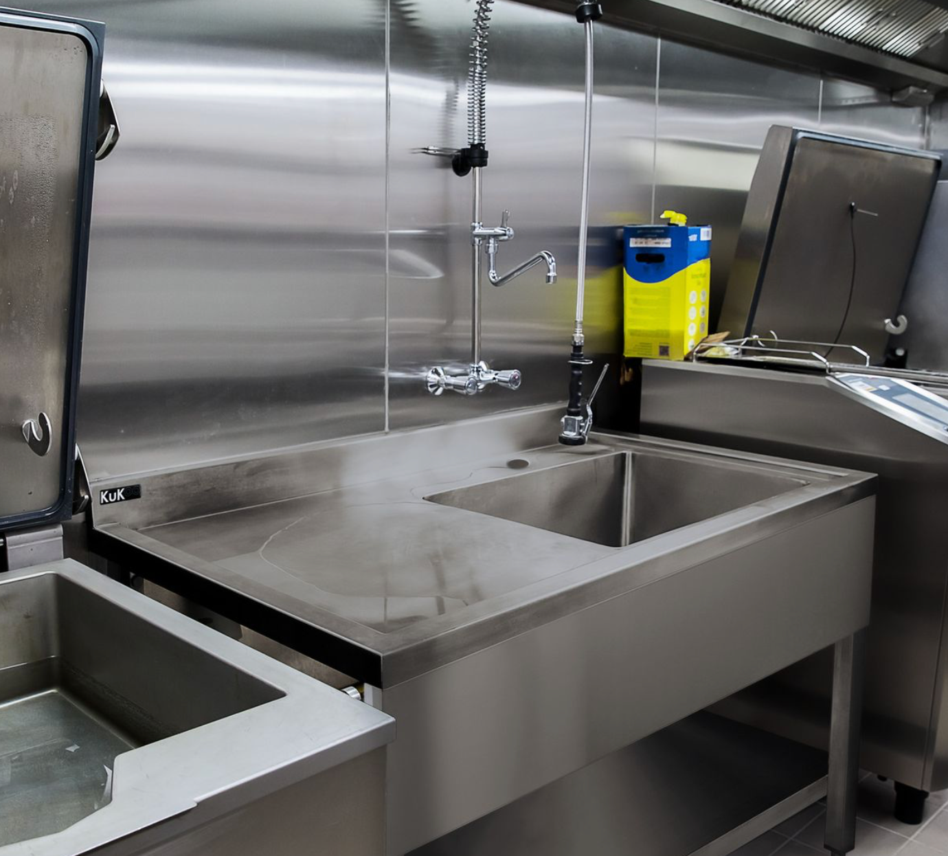 Dish-landing & pot-wash tables — Sloped and gantry configurations